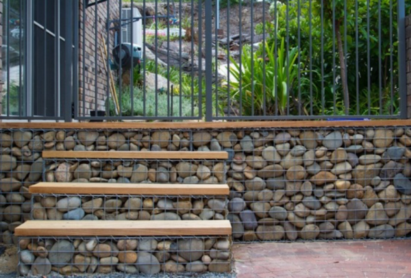 Pagar gabion dengan bahan batu besar